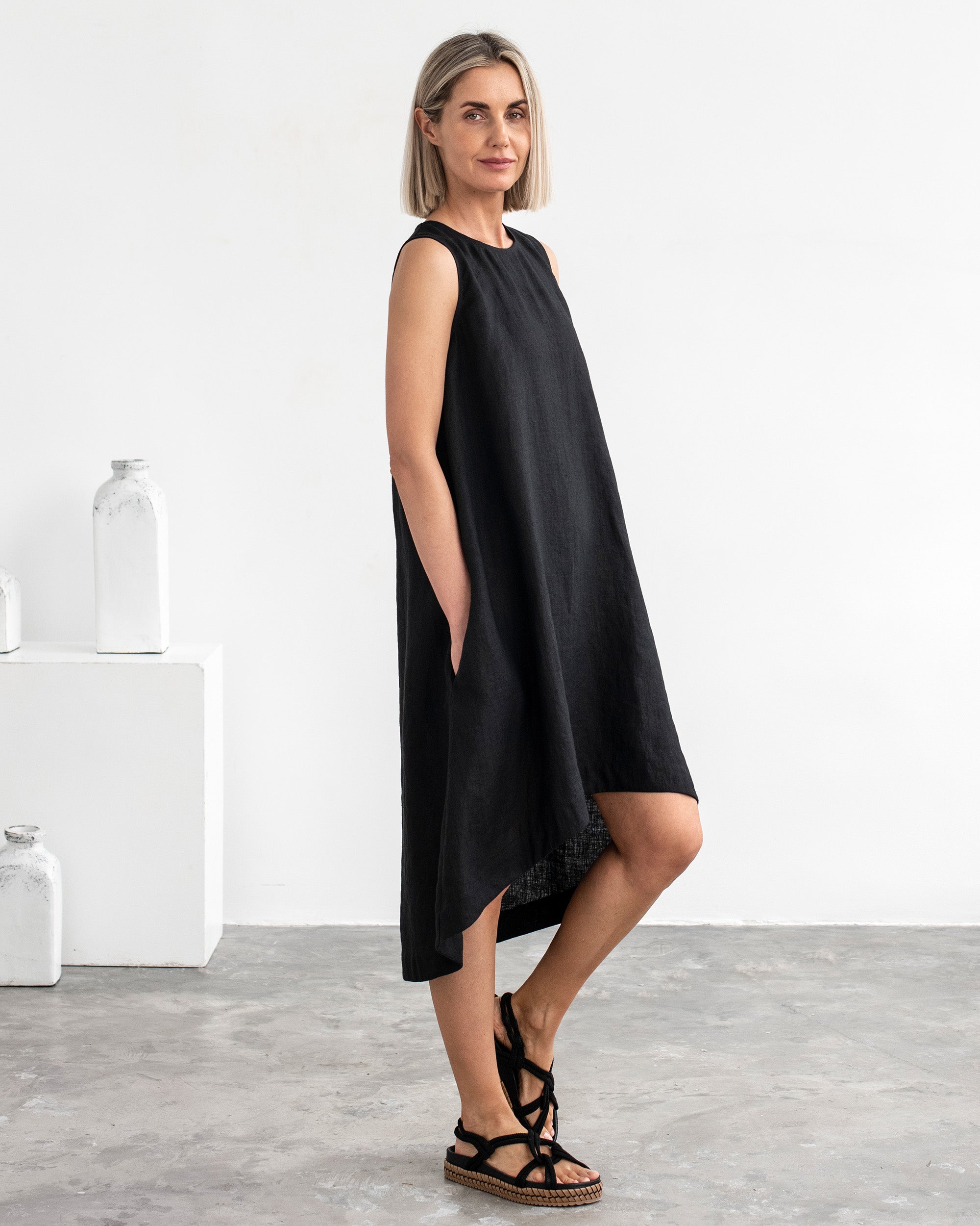 Royal TOSCANA linen dress in Black